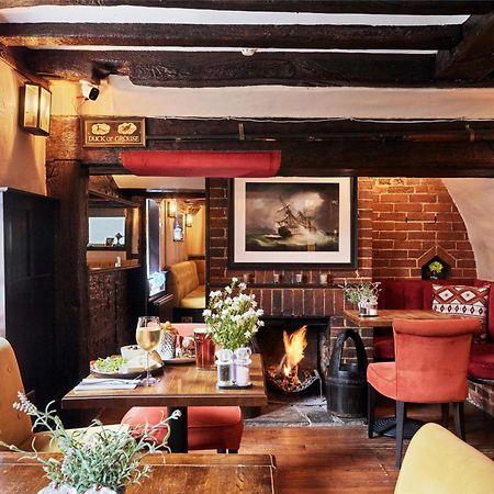 The Talbot Inn Уокинг Экстерьер фото