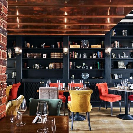 The Talbot Inn Уокинг Экстерьер фото