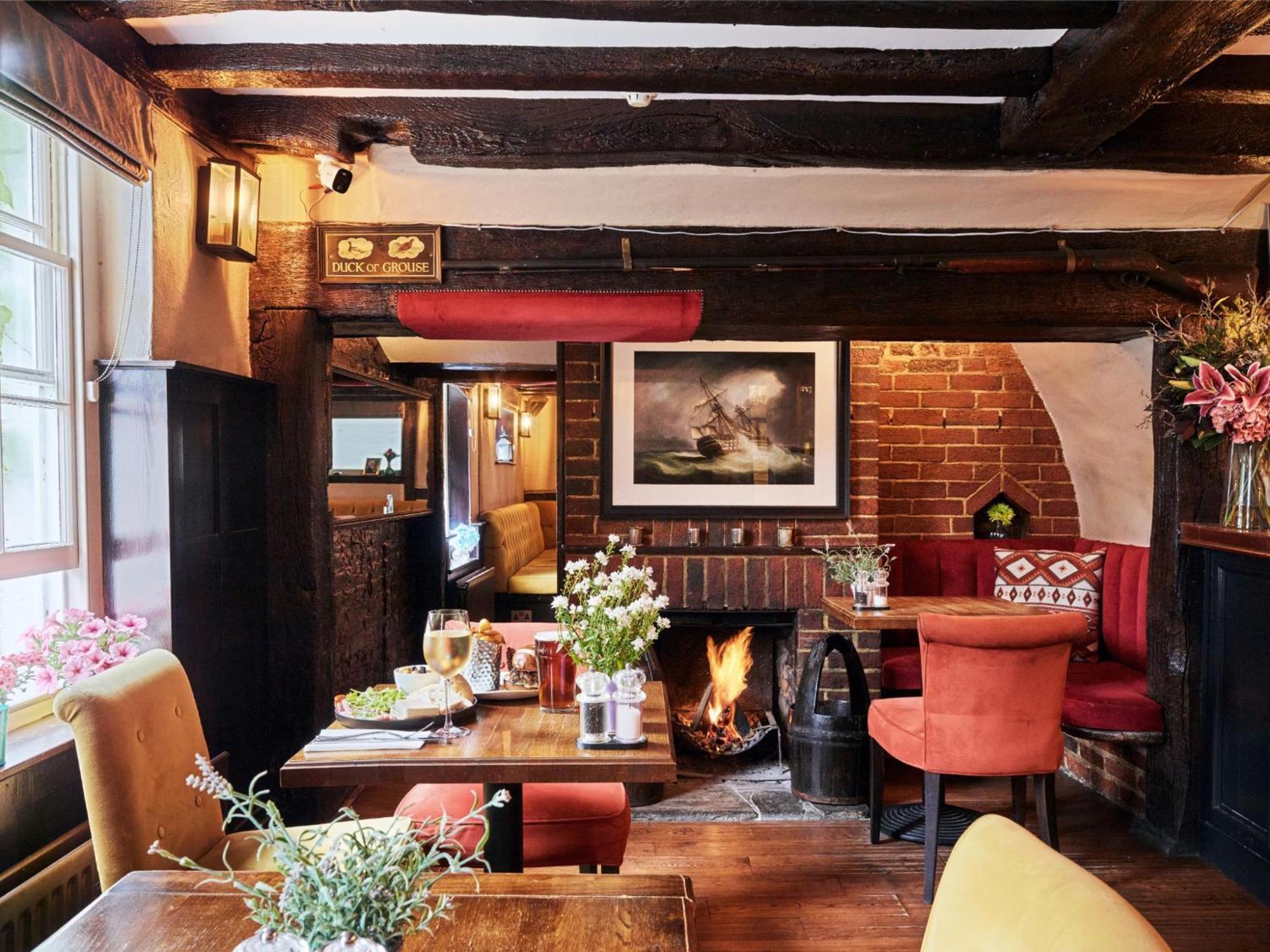 The Talbot Inn Уокинг Экстерьер фото