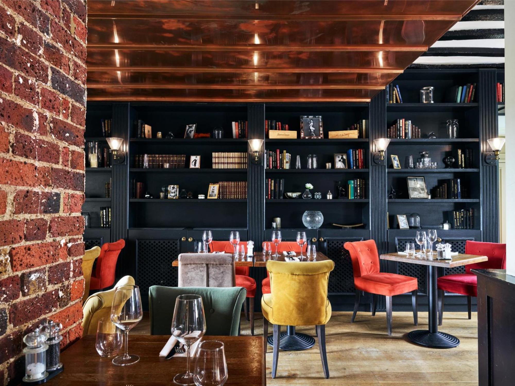 The Talbot Inn Уокинг Экстерьер фото
