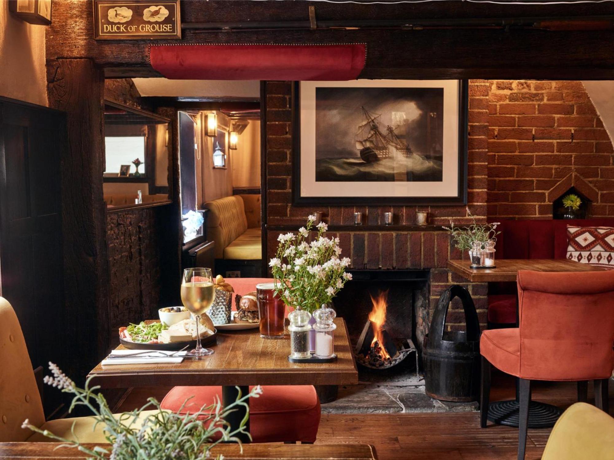 The Talbot Inn Уокинг Экстерьер фото