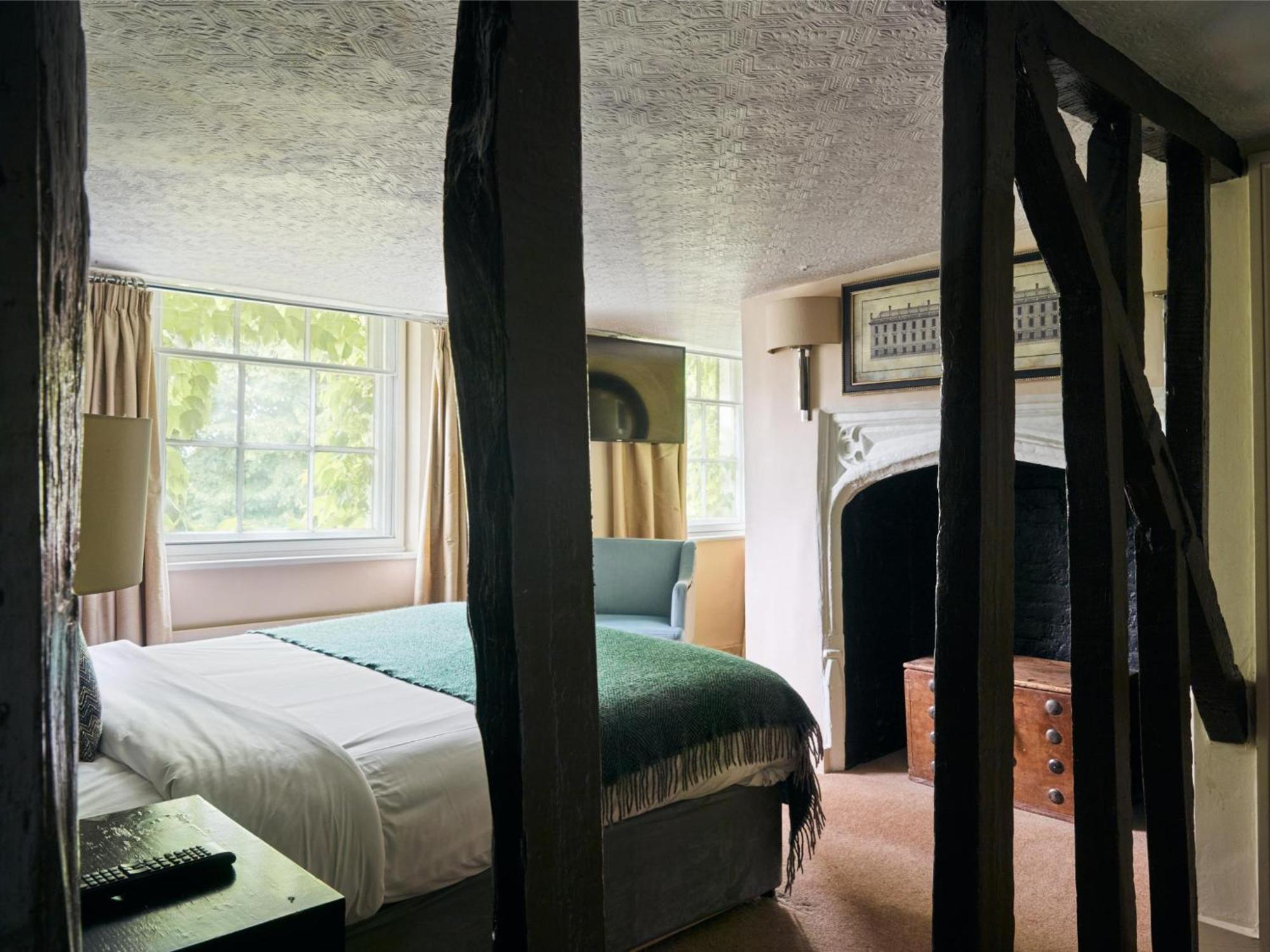 The Talbot Inn Уокинг Экстерьер фото