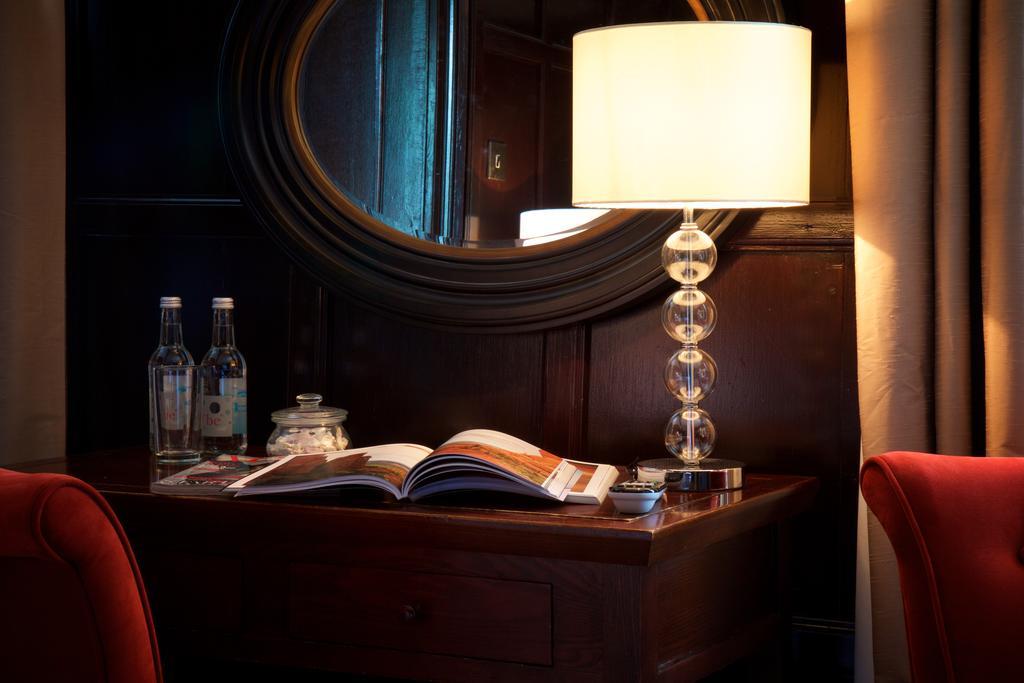 The Talbot Inn Уокинг Экстерьер фото