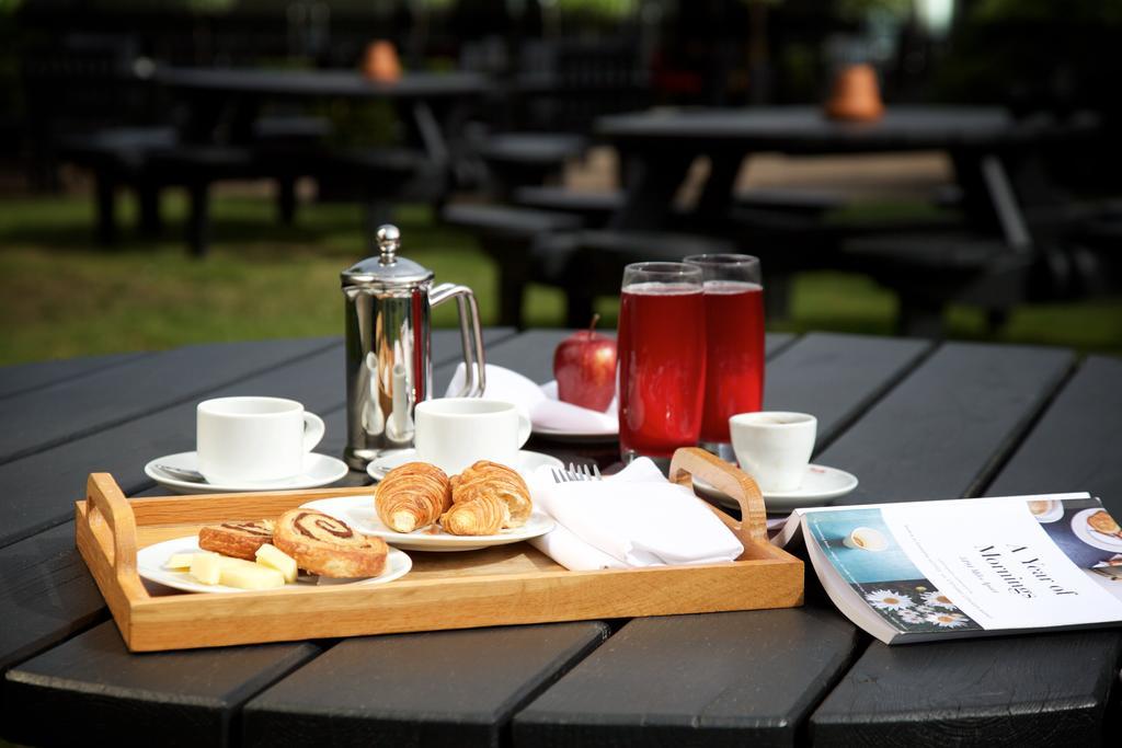 The Talbot Inn Уокинг Экстерьер фото