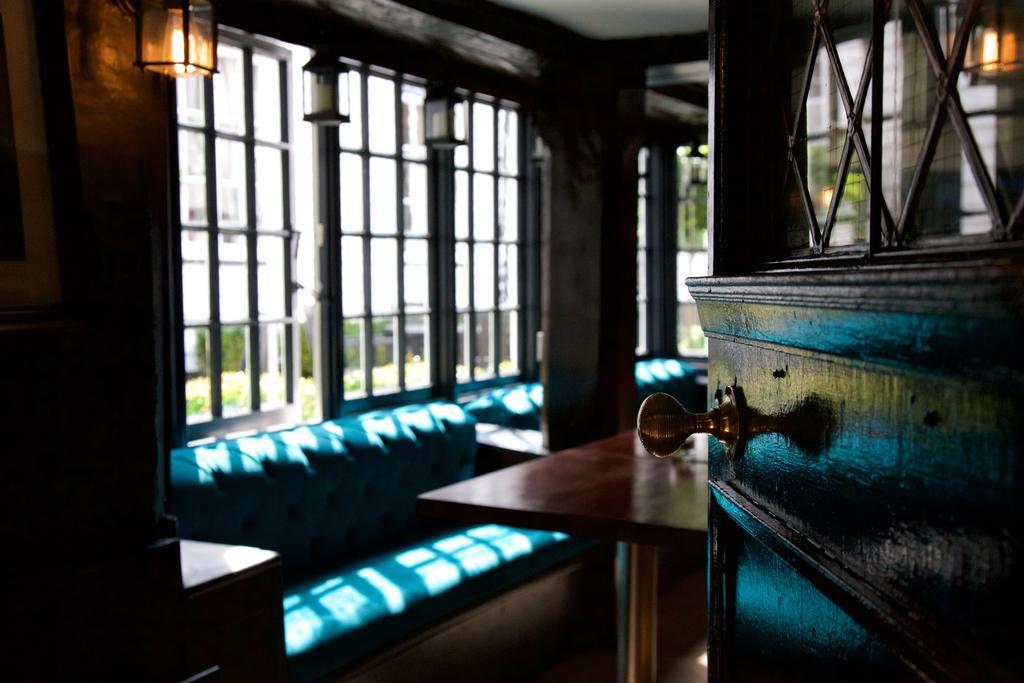The Talbot Inn Уокинг Экстерьер фото