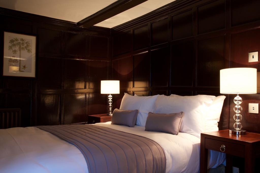 The Talbot Inn Уокинг Экстерьер фото