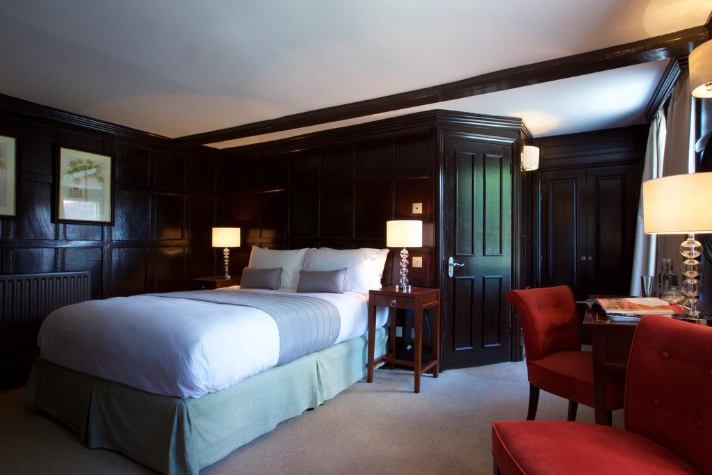 The Talbot Inn Уокинг Экстерьер фото