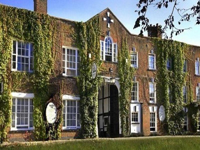 The Talbot Inn Уокинг Экстерьер фото