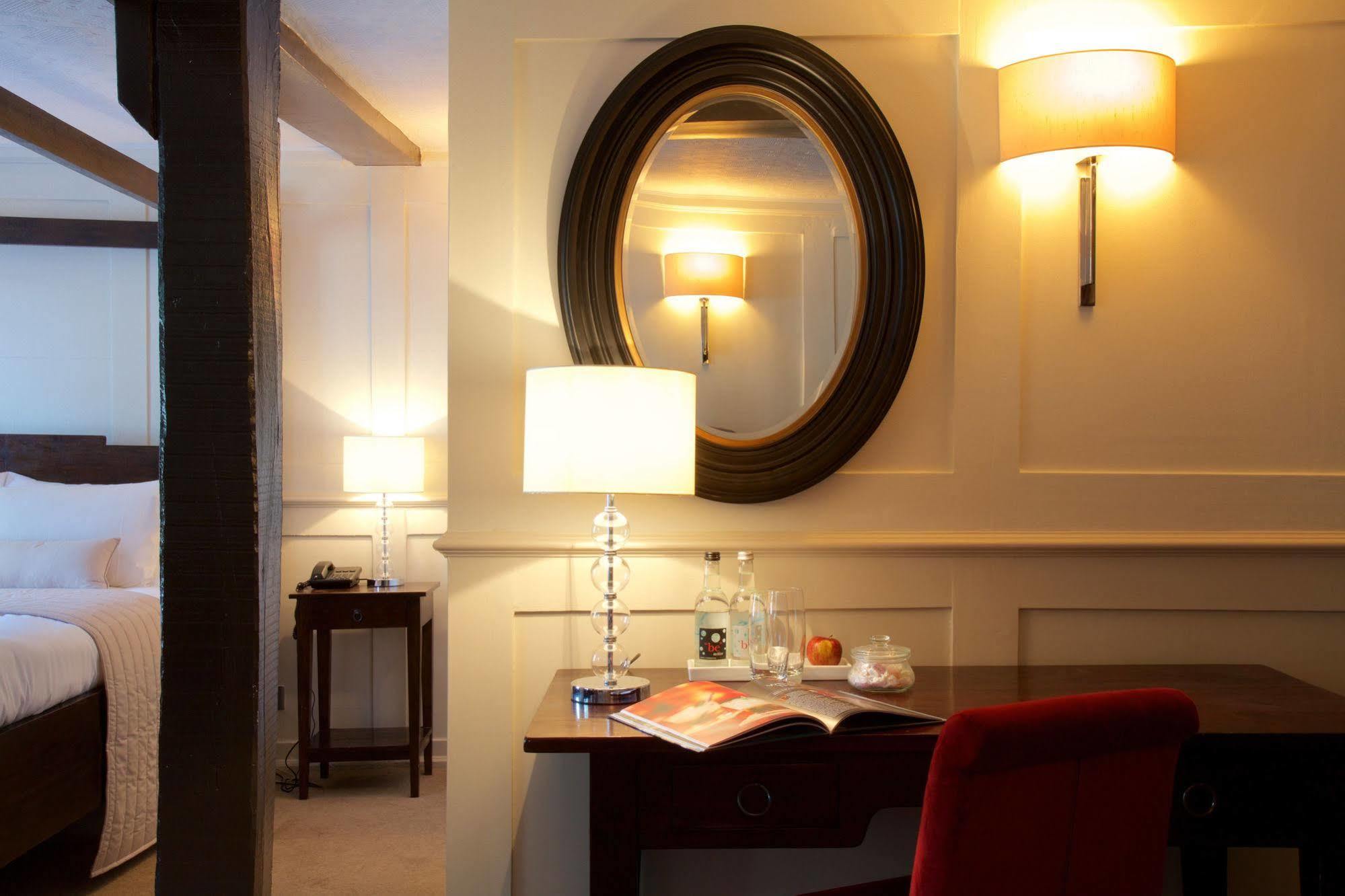 The Talbot Inn Уокинг Экстерьер фото