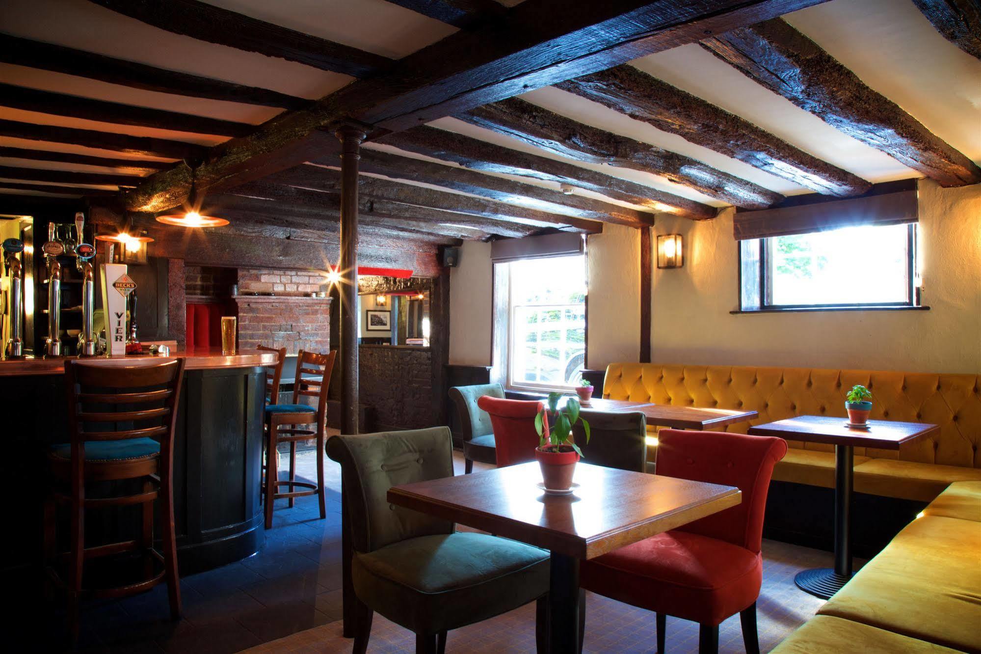 The Talbot Inn Уокинг Экстерьер фото