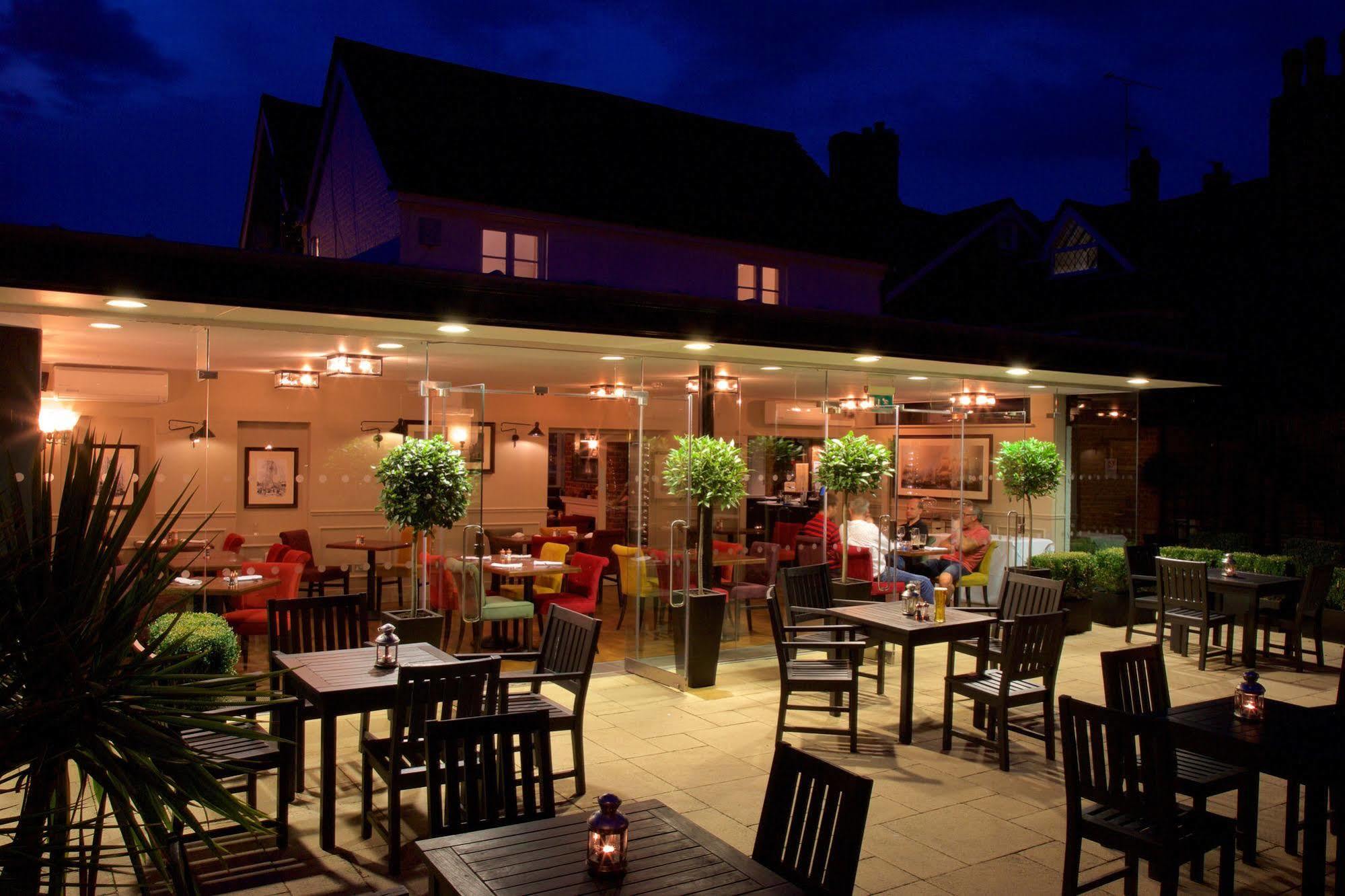 The Talbot Inn Уокинг Экстерьер фото