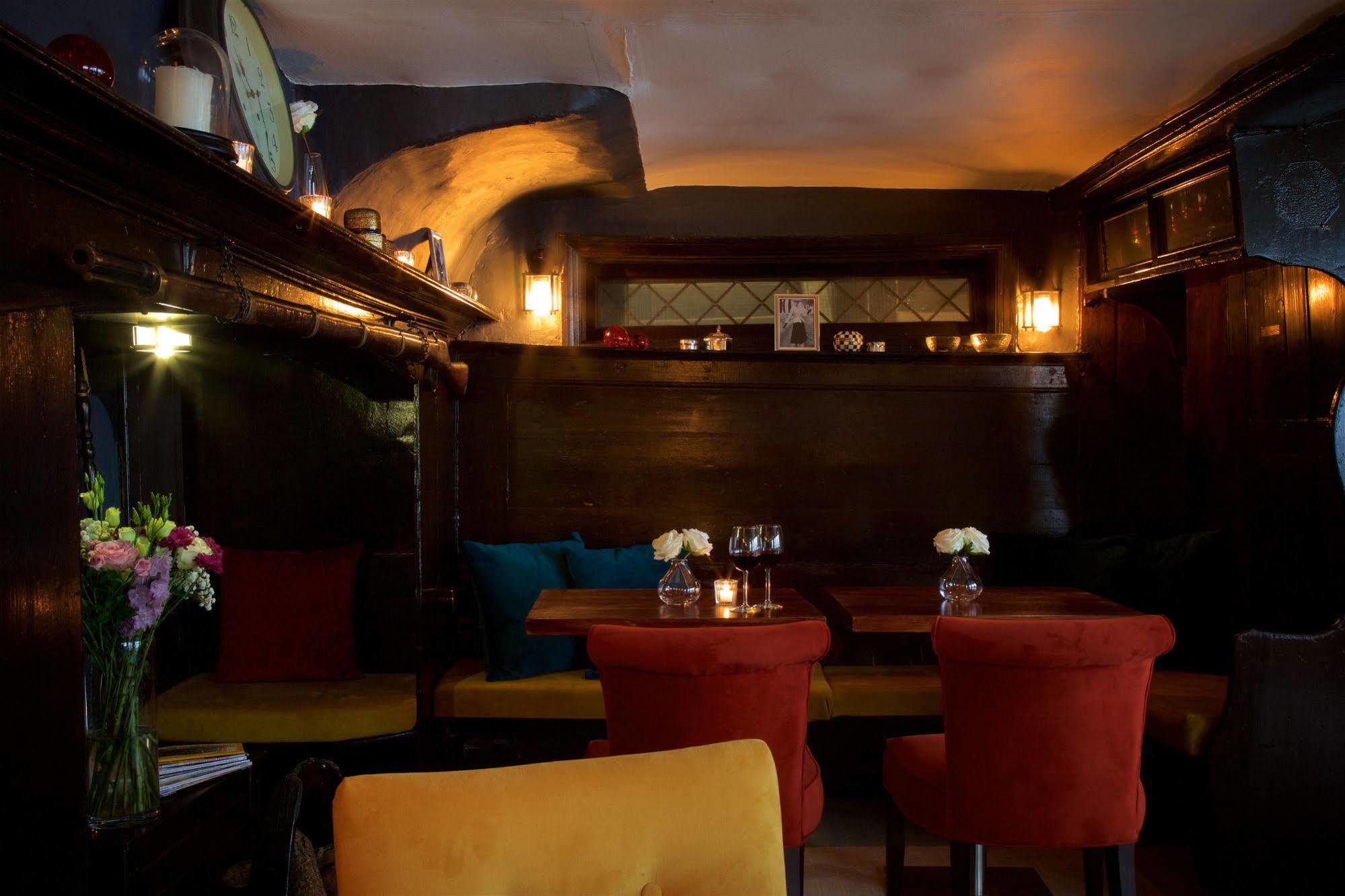 The Talbot Inn Уокинг Экстерьер фото