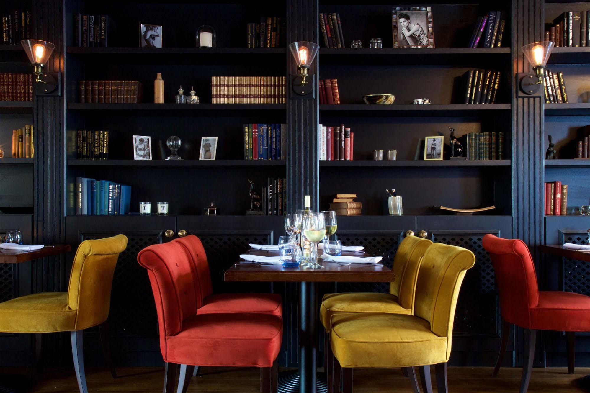 The Talbot Inn Уокинг Экстерьер фото