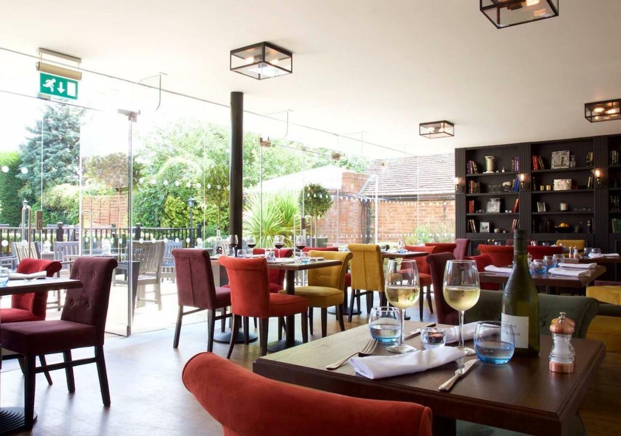The Talbot Inn Уокинг Экстерьер фото
