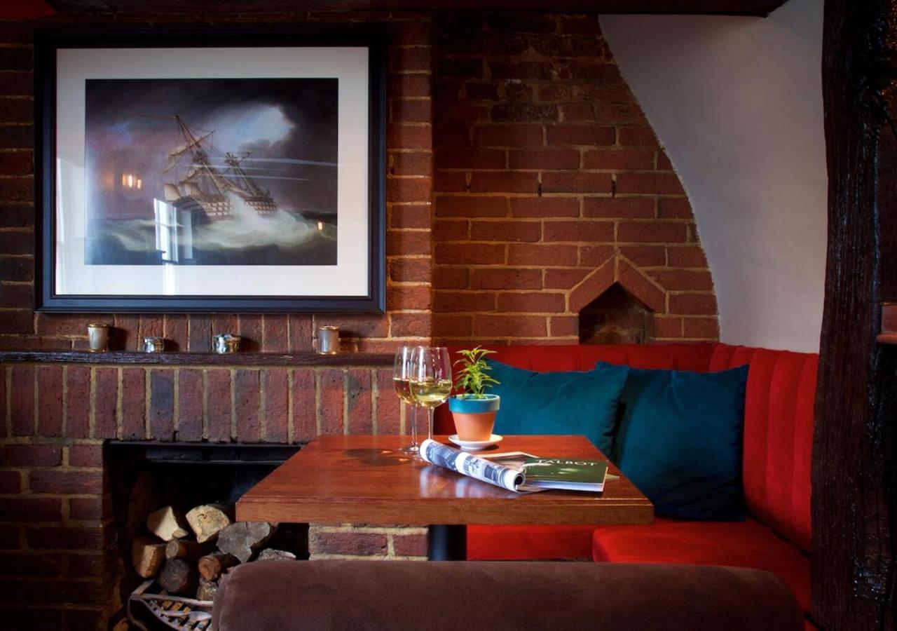 The Talbot Inn Уокинг Экстерьер фото